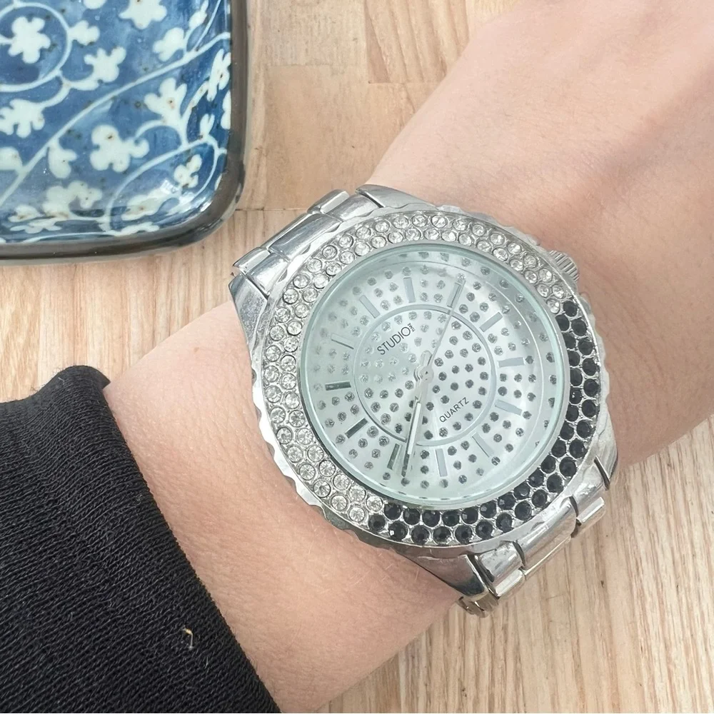 Studio time ladies silver tone crystal accented watch NEW BATTERY